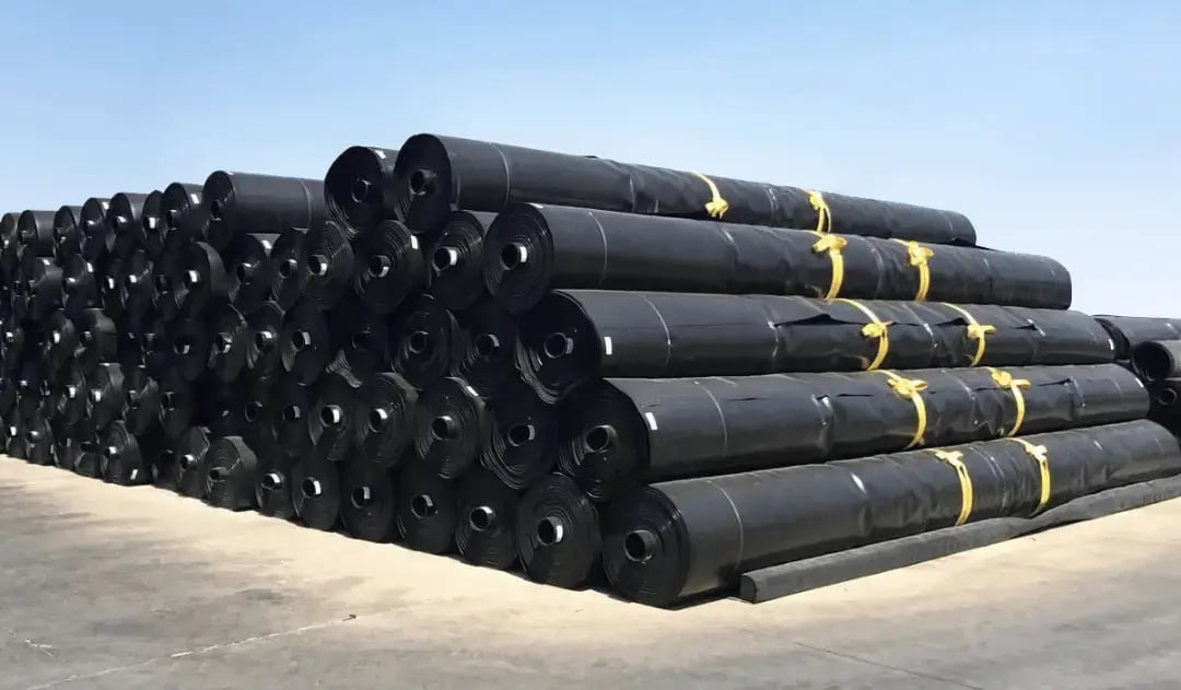 rollos de geomembrana almacenados en sitio