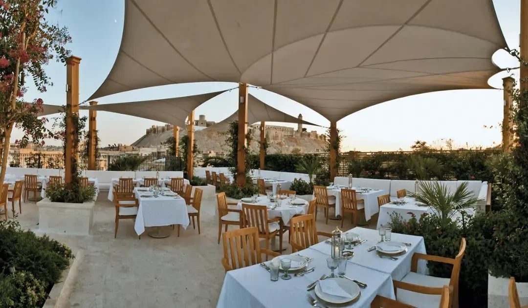 malla sombra proteccion uv restaurantes aire libre confortable
