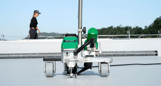 Soldadora automática Leister Varimat soldando una membrana PVC en un techo plano