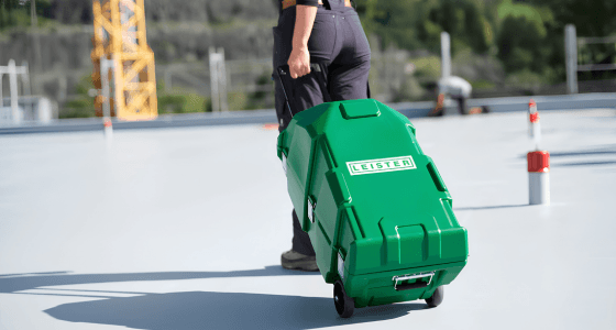 Maletín de transporte de la soldadora automática Leister Varimat para instalación de membranas en obra