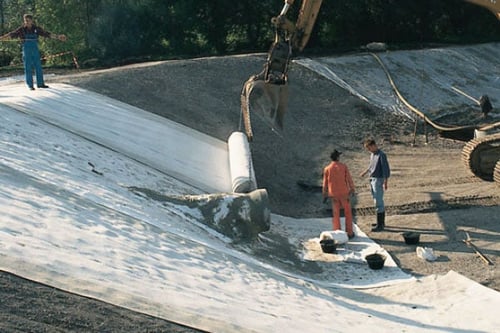 Geosintetico-Bentonita-impermeabilización-contención-de-agua-aplicaciones-estanque